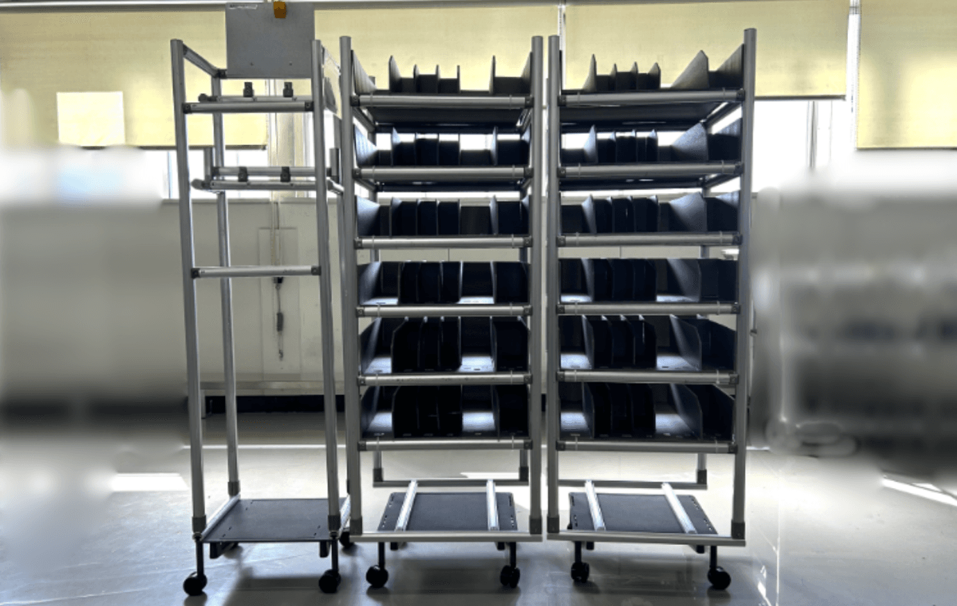 可依現場需求自製層架的 Kachaka Base